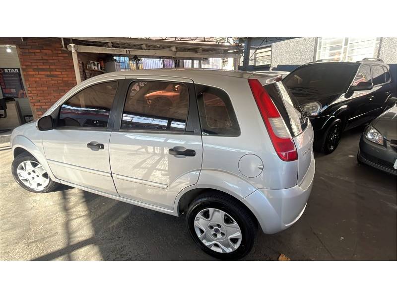 FORD - FIESTA - 2003/2003 - Prata - R$ 18.500,00