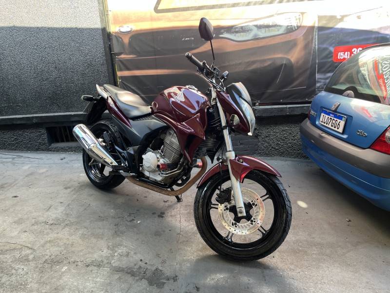 HONDA - CB 300R - 2011/2011 - Vermelha - R$ 13.500,00