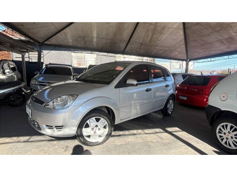 FORD - FIESTA - 2003/2003 - Prata - R$ 18.500,00