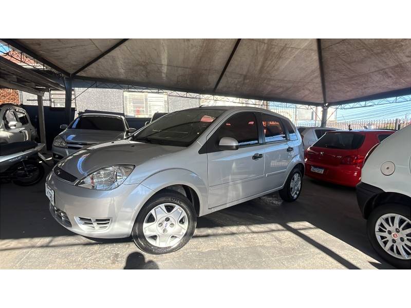 FORD - FIESTA - 2003/2003 - Prata - R$ 18.500,00