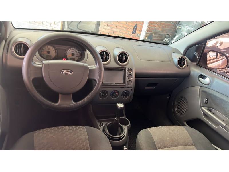 FORD - FIESTA - 2003/2003 - Prata - R$ 18.500,00