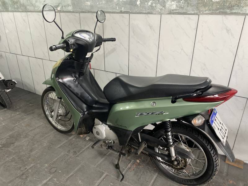 HONDA - BIZ 125 - 2011/2011 - Verde - R$ 11.000,00