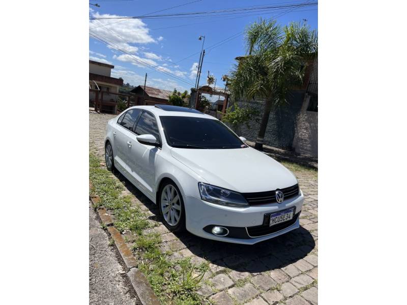 VOLKSWAGEN - JETTA - 2014/2014 - Branca - R$ 72.900,00