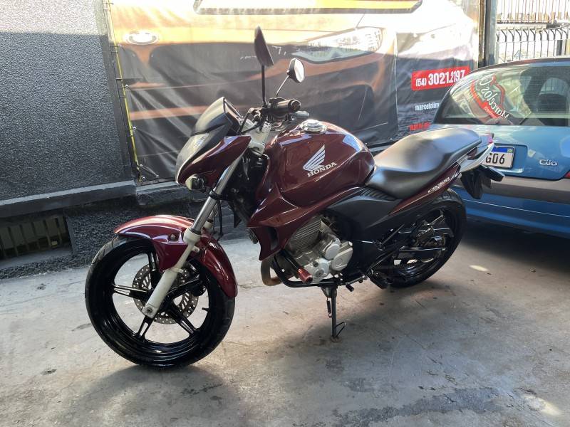 HONDA - CB 300R - 2011/2011 - Vermelha - R$ 13.500,00