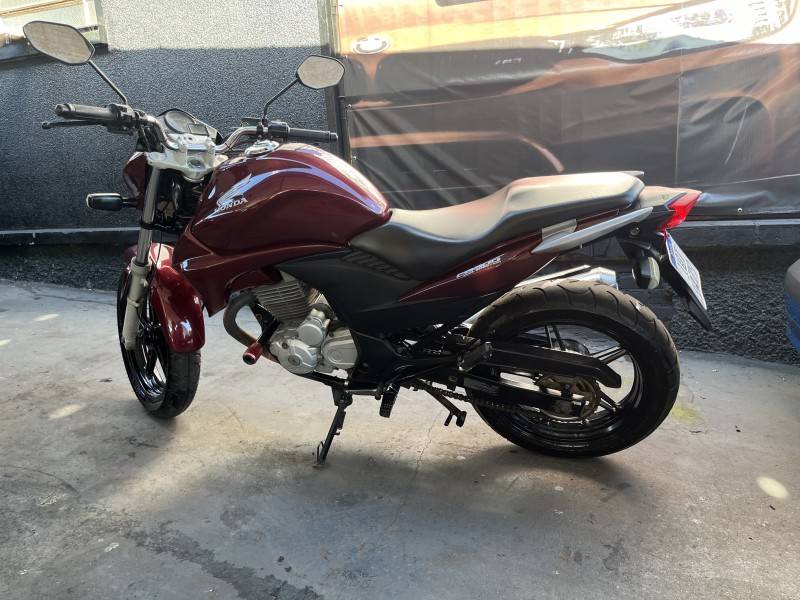 HONDA - CB 300R - 2011/2011 - Vermelha - R$ 13.500,00