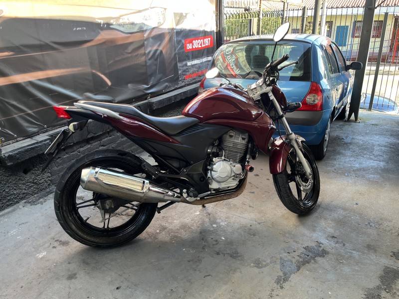 HONDA - CB 300R - 2011/2011 - Vermelha - R$ 13.500,00